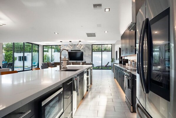 Réfrigérateur, micro-ondes, four, plaque de cuisson