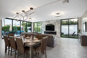 TV connectée, cheminée, chaîne hi-fi