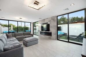 Smart TV y chimenea 
