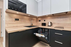Réfrigérateur, un four, surface de cuisson, lave-vaisselle