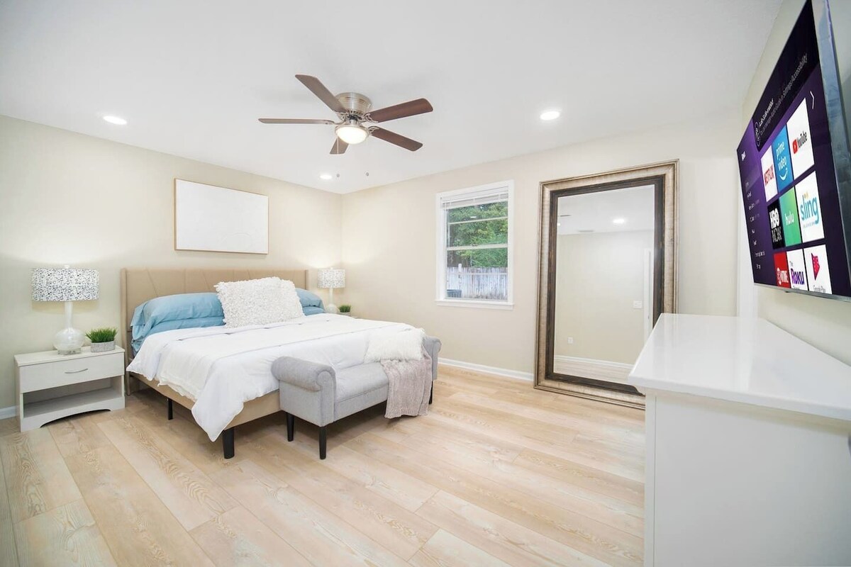 ~Breezy Biz_Sleeps 12_Heated Pool & Boardroom~