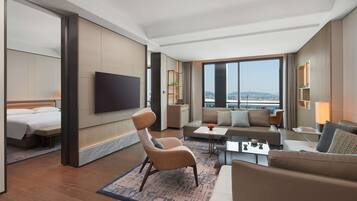 Suite (Regency) | Minibar, caja fuerte, escritorio y cortinas opacas