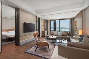 ห้องสวีท (Regency) | มินิบาร์, ตู้นิรภัยในห้องพัก, โต๊ะทำงาน, ผ้าม่านกันแสง