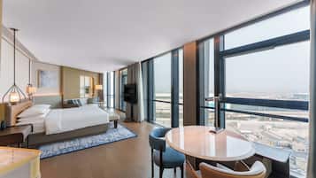 One King with Club Access Deluxe | Minibar, in-room safe, desk, blackout drapes