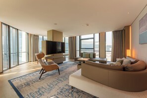 Minibar, caja de seguridad en la habitación y escritorio 