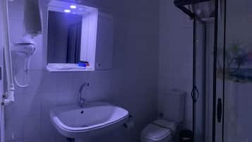 Shower, rainfall showerhead, free toiletries, hair dryer