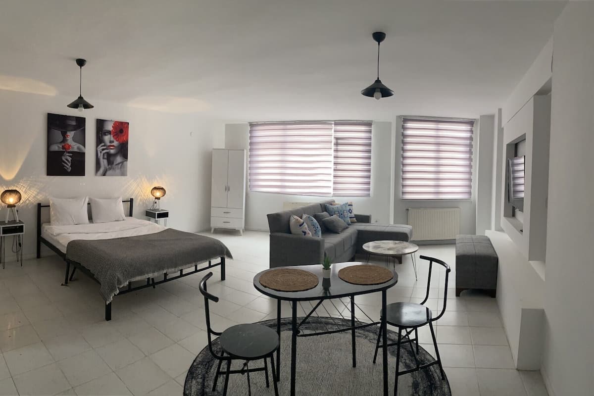 Standard Apartment | Bathroom | Shower, rainfall showerhead, free toiletries, hair dryer