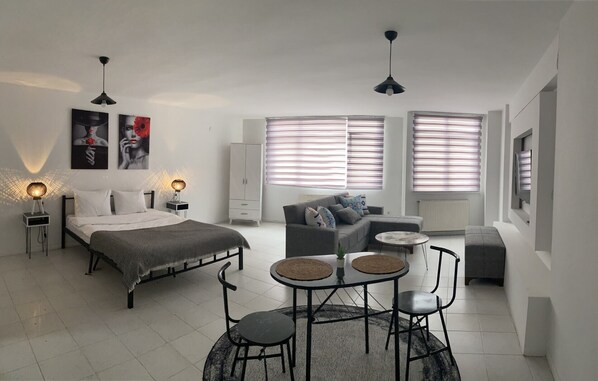 Appartement Supérieur | Salle de bain | Douche, douche à « effet pluie », articles de toilette gratuits