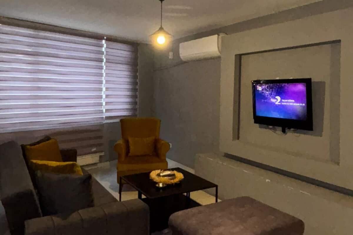 Standard-Apartment | Wohnbereich | 106-cm-LCD-Fernseher mit Satellitenempfang, Fernseher, Pay-TV