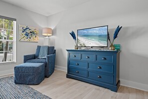 Smart-TV, DVD-Player, Bücher, Stereoanlage