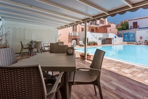 Seasonal outdoor pool, pool umbrellas, pool loungers - Residence con piscina a 300 mt dal mare (Santa Teresa di Gallura)
