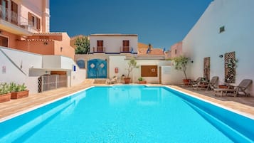 Seasonal outdoor pool, pool umbrellas, sun loungers