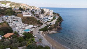 Uma cidade costeira com edifícios modernos, uma praia e uma vista clara do mar.