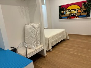 Premium bedding, down duvets, pillow-top beds, in-room safe - Glave Rooms (Termoli)