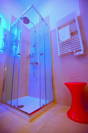 Shower, rainfall showerhead, free toiletries, hair dryer - Glave Rooms (Termoli)