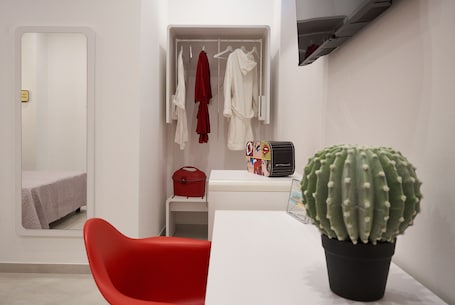Superior Room | Premium bedding, down duvets, pillow-top beds, in-room safe. Glave Rooms
