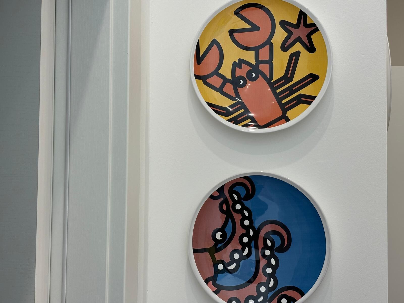 Dos piezas de decoración mural circulares con diseños abstractos.