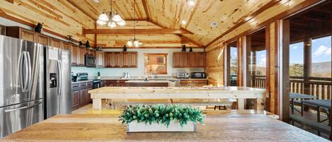 ثلاجة، ميكروويف، غسالة أطباق، ماكينة لصنع القهوة/الشاي