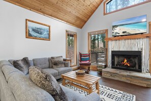 Smart TV, chimenea, futbolito