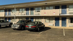 A multi-story motel with a parking lot. - Studio 6 Millington, Tn (Millington)