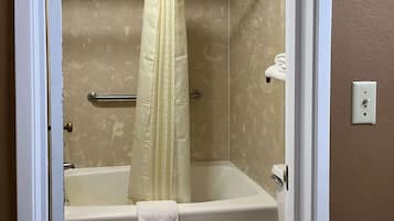 Tina con regadera y toallas