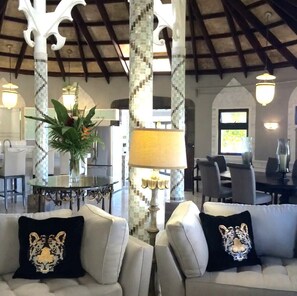 Tv, eldstad, böcker och en stereo