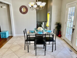 Dining - Happy FALL! ๐๐ชต๐๐๐๐Family style home!! Prime location!! Near Christiana Hosp & UD (Newark)