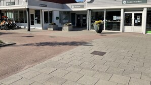 Ein Gebäude mit Rezeption, einem Supermarkt und einem Fahrradverleih.