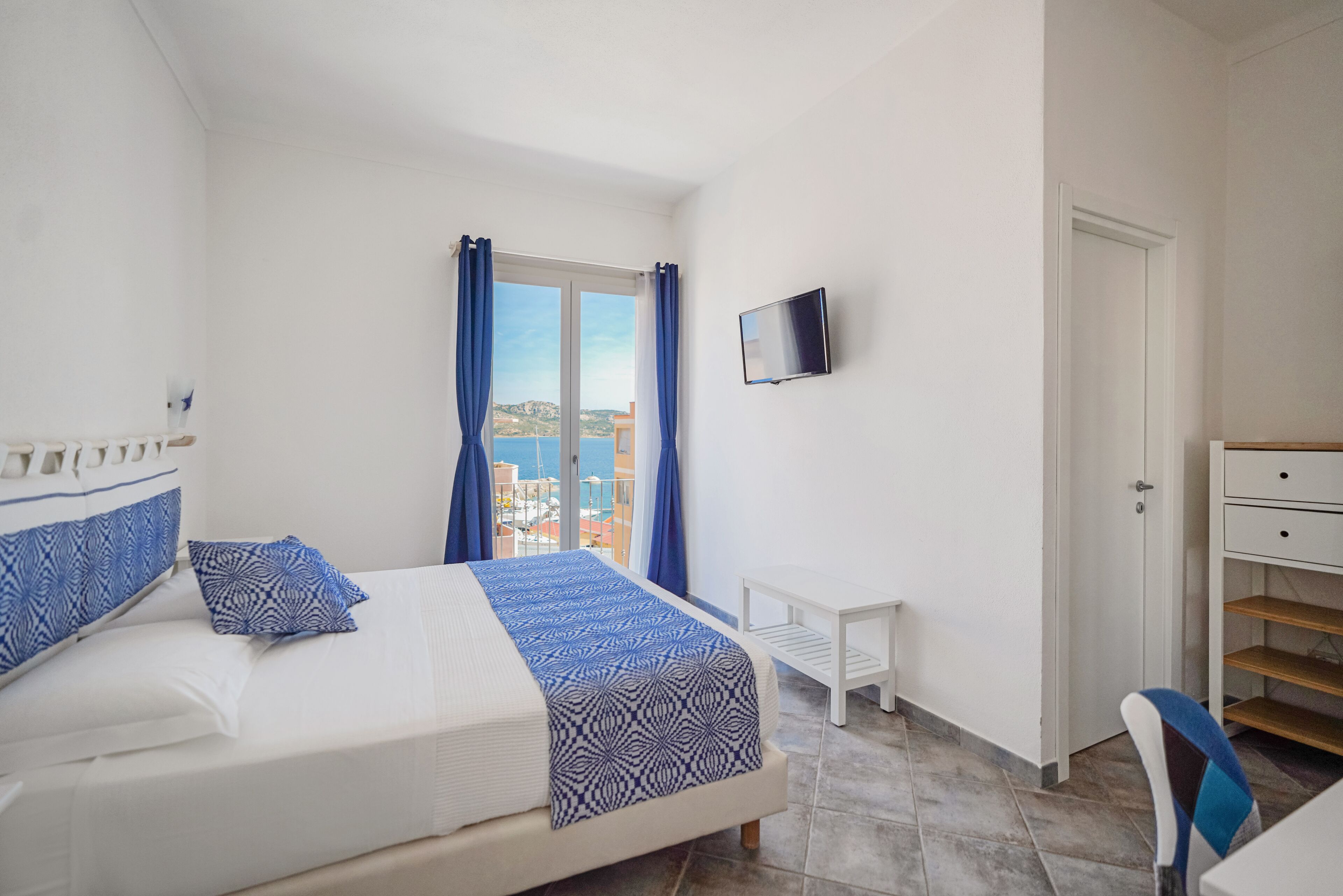 Superior Room, 1 Queen Bed | Pillowtop beds, desk, laptop workspace, cribs/infant beds