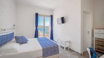 Rom – superior, 1 queensize-seng | Senger med overmadrass, skrivebord og skrivebord for bærbar PC