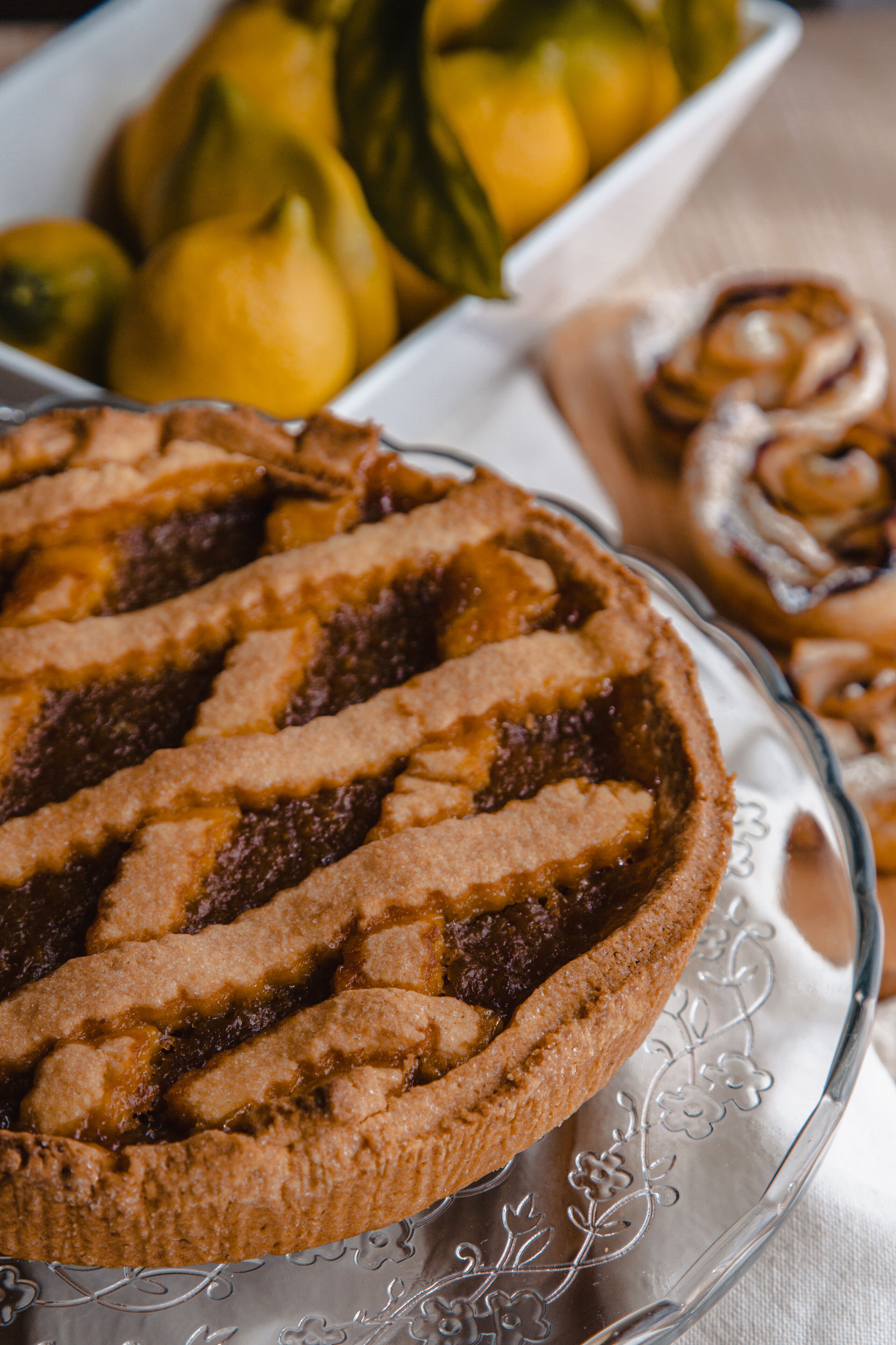 Tarta de frutas sobre un plato de vidrio.