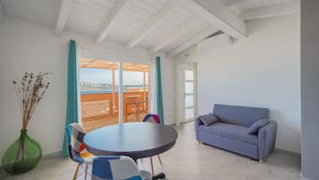 Habitación Deluxe, 1 cama King size | Área de sala de estar | Televisión LCD de 74 cm con canales vía satélite