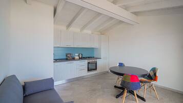 Deluxe Room, 1 King Bed | Private kitchen