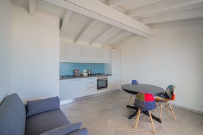 Deluxe Room, 1 King Bed | Private kitchen - Controvento (La Maddalena)