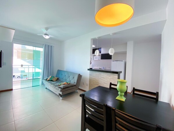 Departamento familiar | Área de sala de estar | Smart TV de 32 pulgadas con canales digitales y televisión 