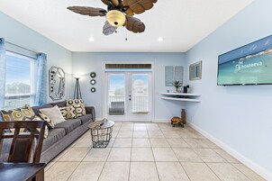 Signatur-hus - 3 soveværelser - balkon | Stue | 60-tommers smart-tv med kabelkanaler, tv