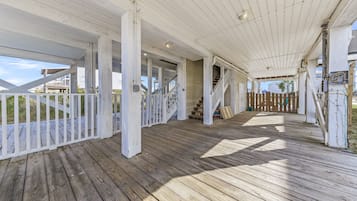 Signature House, 3 Bedrooms, Balcony | Terrace/patio