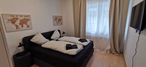 2 bedrooms, desk, iron/ironing board, WiFi - Modern living in a perfect location! (Essen)