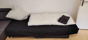2 bedrooms, desk, iron/ironing board, WiFi - Modern living in a perfect location! (Essen)