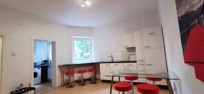 Fridge, microwave, oven, stovetop - Modern living in a perfect location! (Essen)
