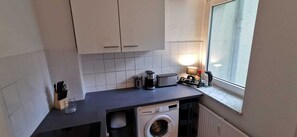 Fridge, microwave, oven, stovetop - Modern living in a perfect location! (Essen)