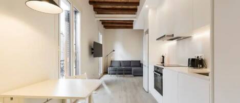 Frigorifero, forno, piano cottura, lavastoviglie