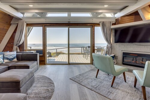 Ocean Front with Spectacular Ocean Views! A Frame Sleeps 6 in Seal Rock!