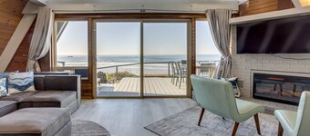 Ocean Front with Spectacular Ocean Views! A Frame Sleeps 6 in Seal Rock!