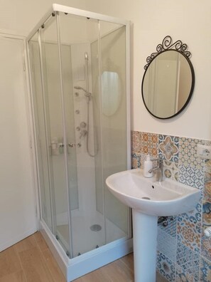 Shower, bidet - Rizzoli House: cozy one-bedroom apartment very close to M2 (Milano)