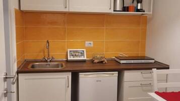 Kühlschrank, Ofen, Wasserkocher mit Kaffee-/Teezubehör, Wasserkocher