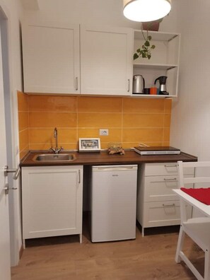 Kühlschrank, Ofen, Wasserkocher mit Kaffee-/Teezubehör, Wasserkocher