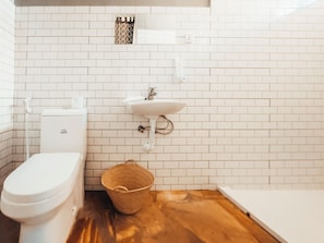 Habitación estándar doble, 1 cama de matrimonio | Baño | Ducha, cabezal de ducha tipo lluvia, secador de pelo y zapatillas