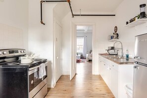 Kühlschrank, Mikrowelle, Ofen, Herdplatte