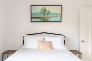Escritorio, tabla de planchar con plancha, wifi gratis y ropa de cama
